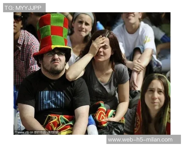 女友现场观战克莱表现失常末节未上场仅得8分失误2次令人失望