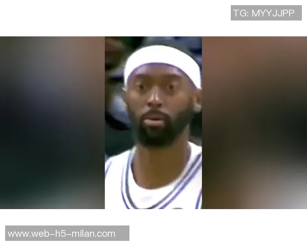 拳击手出击波蒂斯上篮遭无视犯规愤怒重拳击打篮架引发热议